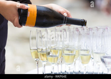 Champagner in Gläser gießen Stockfoto
