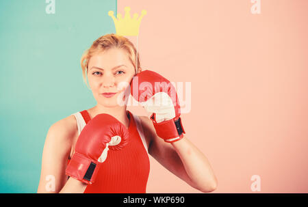 Feminin zarte Blondine mit Queen Krone tragen Boxhandschuhe. Für den Erfolg kämpfen. VIP-gym. Bekämpfung der Königin. Frau Boxhandschuh und Krone Symbol der Prinzessin. Königin der Sport. Beste werden im Boxen Sport. Stockfoto