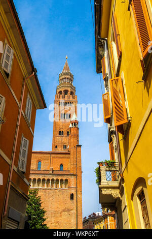 Blick auf die berühmten torrazzo Glockenturm mit historischen Architekturen in Cremona, Italien an einem sonnigen Tag. Stockfoto