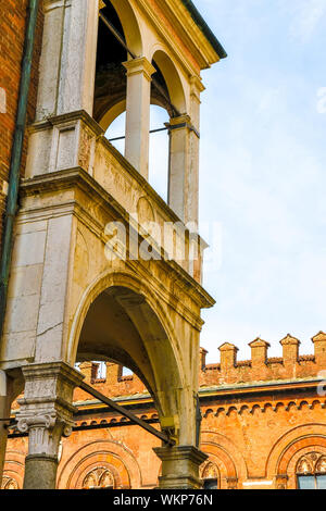 Historische Architektur der Piazza del Duomo in Cremona, Italien an einem sonnigen Tag. Stockfoto