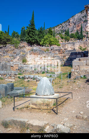 Antike Stadt von Delphi mit Ruinen der Tempel des Apollo, der omfalos (Mitte) der Erde, Theater, Arena und andere Gebäude, Griechenland Stockfoto