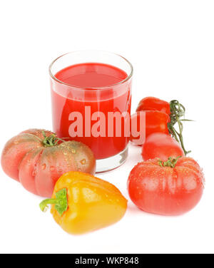 Anordnung Frisch gepresster Tomatensaft im Glas und verschiedene Tomaten und Orangen Paprika isoliert auf weißem Hintergrund Stockfoto