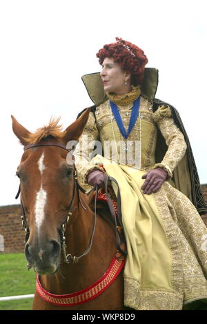 Ein Re-enactment in Tilbury Fort von Königin Elizabeth I's Rede an die Truppen in Tilbury versammelt, als die spanische Armada Segel für England im Jahre 1588 festgelegt. Stockfoto