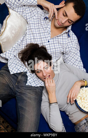 vor dem Fernseher Stockfoto