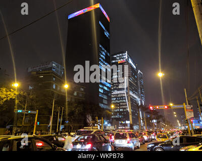 San Isidro District in Lima Peru mit viel Verkehr durch die Nacht auf der Javier Prado Stockfoto