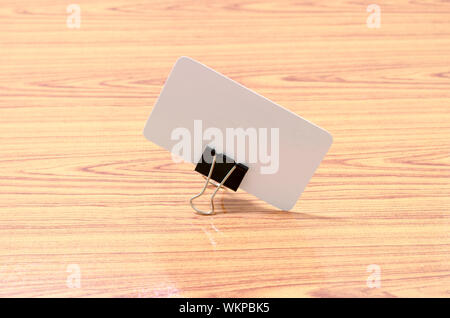 Karte und Clip Design auf Holz Hintergrund Stockfoto