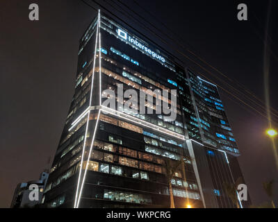 San Isidro District in Lima Peru mit viel Verkehr durch die Nacht auf der Javier Prado Stockfoto