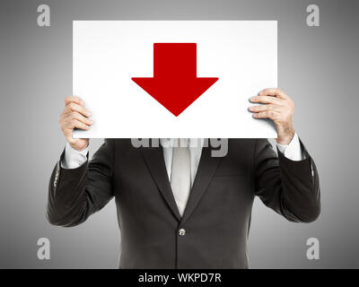 Ein Mann hält ein Papier vor seinem Gesicht mit einem roten Pfeil Stockfoto