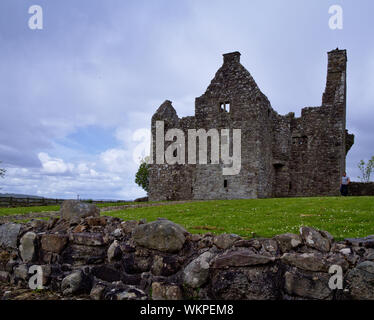 Ruinen von Tully Castle, die entlassen wurde und durch die Truppen der Rebellen während der Irischen Aufstand von 1641 verbrannt. Stockfoto