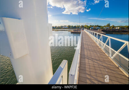 Tavira, Portugal - 14. Oktober 2018: Insel Tavira Fußgängerzone Zugbrücke, gebaut von Land zu Barril Strand, Algarve, Portugal zugreifen Stockfoto