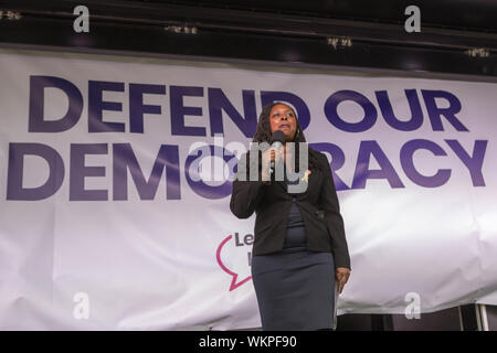 Parliament Square, London, UK. 4. September 2019. Dawn Butler (Arbeit), Shadow Frauen & Gleichstellung Sekretärin. Tausende von Menschen nehmen an einer Kundgebung in Parliament Square den Putsch zu stoppen und umkehren Brexit. Penelope Barritt/Alamy leben Nachrichten Stockfoto