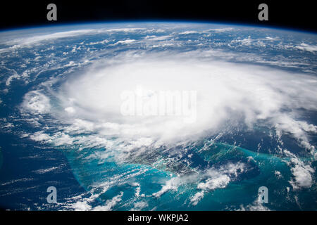 International Space Station. 01. September 2019. Cyclonic Wolken des Hurrikans Dorian von der Internationalen Raumstation gesehen wie er ausgeht über den Bahamas September 1, 2019 in den Atlantischen Ozean. Die aktuelle Prognose verlangt Dorian vor dem Landfall in Südflorida späten Montag über offenes Wasser zu der Kategorie 4 mit Windgeschwindigkeiten von 140 km/h zu stärken. Bild: NASA/Planetpix/Alamy leben Nachrichten Stockfoto