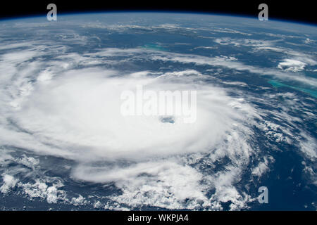 International Space Station. 31 August, 2019. Cyclonic Wolken des Hurrikans Dorian von der Internationalen Raumstation gesehen wie es bewegt sich über das Nassau auf den Bahamas August 31, 2019 in den Atlantischen Ozean. Die aktuelle Prognose verlangt Dorian vor dem Landfall in Südflorida späten Montag über offenes Wasser zu der Kategorie 4 mit Windgeschwindigkeiten von 140 km/h zu stärken. Bild: NASA/Planetpix/Alamy leben Nachrichten Stockfoto