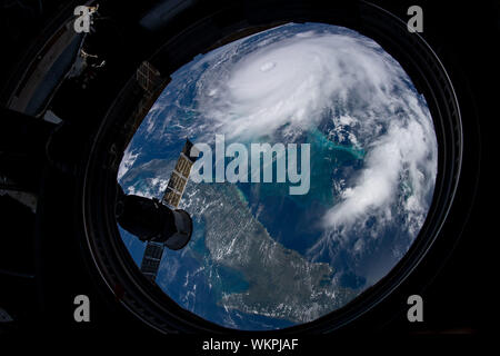 International Space Station. 02. September 2019. Cyclonic Wolken des Hurrikans Dorian aus einem Bullauge in der Internationalen Raumstation gesehen, wie bewegt sie sich in Richtung der Küste von Florida September 2, 2019 in den Atlantischen Ozean. Die aktuelle Prognose verlangt Dorian vor dem Landfall in Südflorida späten Montag über offenes Wasser zu der Kategorie 4 mit Windgeschwindigkeiten von 140 km/h zu stärken. Bild: NASA/Planetpix/Alamy leben Nachrichten Stockfoto