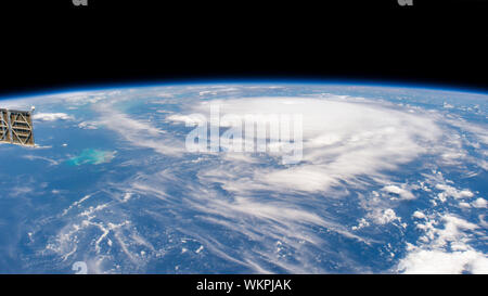 International Space Station. 31 August, 2019. Cyclonic Wolken des Hurrikans Dorian von der International Space Station zu sehen wie sie auf die Bahamas August 31, 2019 in den Atlantischen Ozean. Die aktuelle Prognose verlangt Dorian vor dem Landfall in Südflorida späten Montag über offenes Wasser zu der Kategorie 4 mit Windgeschwindigkeiten von 140 km/h zu stärken. Bild: NASA/Planetpix/Alamy leben Nachrichten Stockfoto