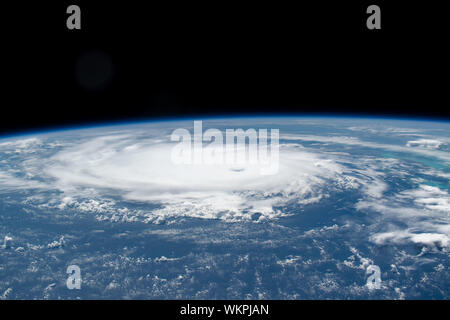 International Space Station. 31 August, 2019. Cyclonic Wolken des Hurrikans Dorian von der Internationalen Raumstation gesehen wie es bewegt sich über das Nassau auf den Bahamas August 31, 2019 in den Atlantischen Ozean. Die aktuelle Prognose verlangt Dorian vor dem Landfall in Südflorida späten Montag über offenes Wasser zu der Kategorie 4 mit Windgeschwindigkeiten von 140 km/h zu stärken. Bild: NASA/Planetpix/Alamy leben Nachrichten Stockfoto