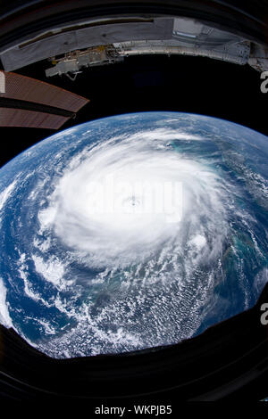 International Space Station. 02. September 2019. Cyclonic Wolken des Hurrikans Dorian aus einem Bullauge in der Internationalen Raumstation gesehen, wie bewegt sie sich in Richtung der Küste von Florida September 2, 2019 in den Atlantischen Ozean. Die aktuelle Prognose verlangt Dorian vor dem Landfall in Südflorida späten Montag über offenes Wasser zu der Kategorie 4 mit Windgeschwindigkeiten von 140 km/h zu stärken. Bild: NASA/Planetpix/Alamy leben Nachrichten Stockfoto