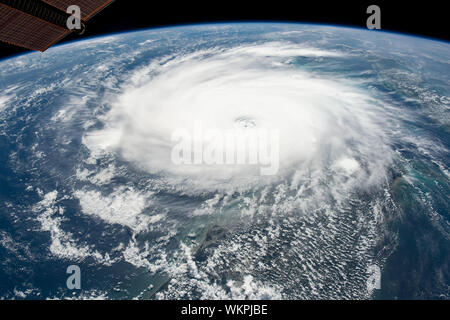 International Space Station. 02. September 2019. Cyclonic Wolken des Hurrikans Dorian von der Internationalen Raumstation gesehen, wie bewegt sie sich in Richtung der Küste von Florida September 2, 2019 in den Atlantischen Ozean. Die aktuelle Prognose verlangt Dorian vor dem Landfall in Südflorida späten Montag über offenes Wasser zu der Kategorie 4 mit Windgeschwindigkeiten von 140 km/h zu stärken. Bild: NASA/Planetpix/Alamy leben Nachrichten Stockfoto