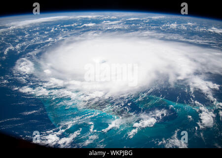 International Space Station. 01. September 2019. Cyclonic Wolken des Hurrikans Dorian von der Internationalen Raumstation gesehen wie er ausgeht über den Bahamas September 1, 2019 in den Atlantischen Ozean. Die aktuelle Prognose verlangt Dorian vor dem Landfall in Südflorida späten Montag über offenes Wasser zu der Kategorie 4 mit Windgeschwindigkeiten von 140 km/h zu stärken. Bild: NASA/Planetpix/Alamy leben Nachrichten Stockfoto