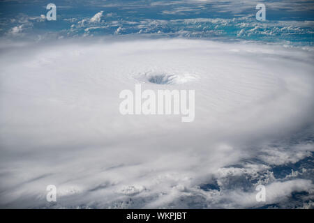 International Space Station. 01. September 2019. Cyclonic Wolken des Hurrikans Dorian von der Internationalen Raumstation gesehen wie er ausgeht über den Bahamas September 1, 2019 in den Atlantischen Ozean. Die aktuelle Prognose verlangt Dorian vor dem Landfall in Südflorida späten Montag über offenes Wasser zu der Kategorie 4 mit Windgeschwindigkeiten von 140 km/h zu stärken. Bild: NASA/Planetpix/Alamy leben Nachrichten Stockfoto
