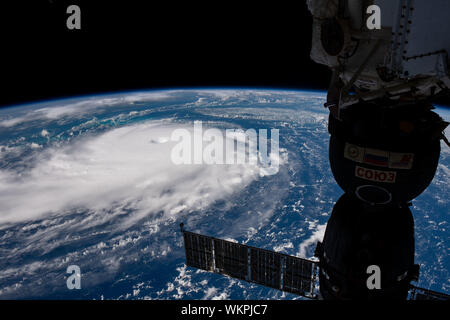 International Space Station. 01. September 2019. Cyclonic Wolken des Hurrikans Dorian von der Internationalen Raumstation gesehen, wie es in Richtung der Küste von Florida September 1, 2019 in den Atlantischen Ozean. Die aktuelle Prognose verlangt Dorian vor dem Landfall in Südflorida späten Montag über offenes Wasser zu der Kategorie 4 mit Windgeschwindigkeiten von 140 km/h zu stärken. Bild: NASA/Planetpix/Alamy leben Nachrichten Stockfoto