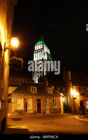 QUEBEC CITY, KANADA - Juli 20: Preis Turm und alte Häuser in der Nacht in der Altstadt von Quebec City, Kanada am 20. Juli 2014. Das Hochhaus ist das höchste Gebäude Stockfoto