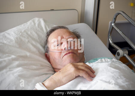 Porträt des Kranken Greis im Krankenhausbett Stockfoto