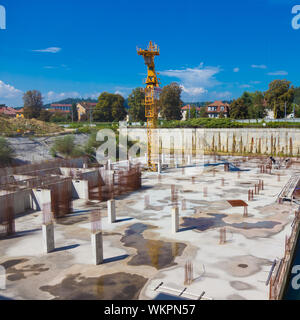 Baustelle. Gebäude-Stiftung eines neuen Wolkenkratzers. Stockfoto