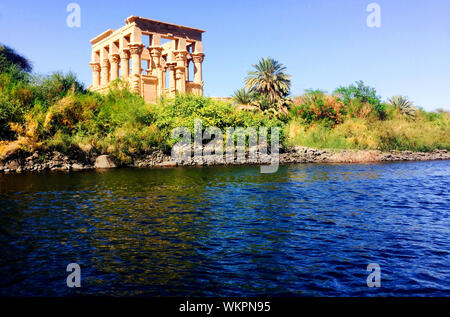 Spektakuläre Aussicht auf Philae Tempel auf der Insel Agilkia, hinter dem Aswan Dam und Lake Nasser, Ägypten. Die Trajan Kiosk von Philae. Stockfoto