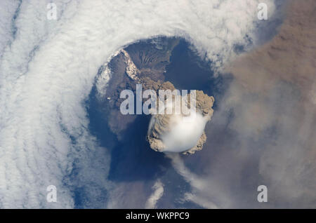 Ausbrechenden Vulkan Sarychev, 12. Juni 2009. Matua Island, Kuril Island Chain, NE von Japan, von der NASA/DPA Stockfoto