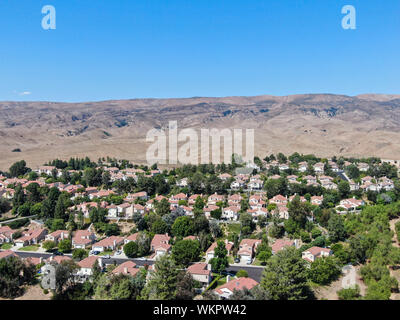 Luftaufnahme von kleinen Nachbarschaft mit trockenen Wüste Berg auf dem Hintergrund in Moorpark, Ventura County im südlichen Kalifornien. USA Stockfoto