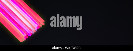 Neue Farben der Leuchtstäbe für Nacht Party, auf schwarzem Hintergrund. Panorama banner Größe Stockfoto