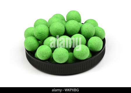 Schüssel voll mit Boilies, Angeln Köder für Karpfen, auf weißem Hintergrund. Hochauflösendes Foto. Volle Tiefenschärfe. Stockfoto