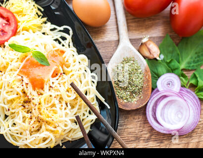 Spaghetti mit Soße und Basilikum Nahaufnahme Stockfoto