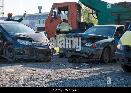 Unfall zwei Autos auf der Straße bei einer geringen Tiefenschärfe Stockfoto