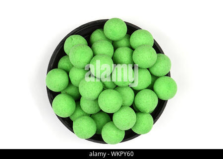 Schüssel voll mit Boilies, Angeln Köder für Karpfen, auf weißem Hintergrund. Hochauflösendes Foto. Volle Tiefenschärfe. Stockfoto