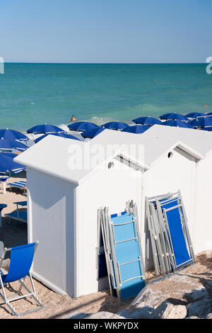 Strandhütten und Sonnenschirme für ein guter Strand Ferienhäuser Stockfoto