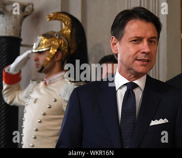 Rom, Italien. 4. Sep 2019. Giuseppe Conte (Vorne) Adressen, die das Medium nach dem er Gespräche mit italienischen Präsidenten Sergio Mattarella in Rom, Italien, an Sept. 4, 2019. Die letzte große Hürde, die Giuseppe Conte die Bildung von Italiens 67th Regierung seit dem Zweiten Weltkrieg verschwunden ist, nachdem die populistische Fünf-Sterne-Bewegung überwiegend Dienstag für Koalition der Partei mit einem politischen Rivalen gestimmt blockiert haben könnte. Credit: Alberto Lingria/Xinhua Stockfoto