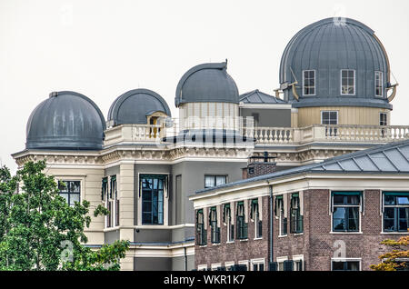 Leiden, Niederlande, 3. September 2019: Das alte Observatorium der Universität von Leyden in einem neoklassizistischen Gebäude mit vier Kuppeln auf dem Dach Stockfoto