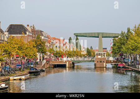 Leiden, Niederlande, 3. September 2019: Blick entlang der Oude Vest Kanal in der Goldenen Stunde mit historischen Häuser, Bäume im Herbst Farben aus Stahl und ein Dra Stockfoto