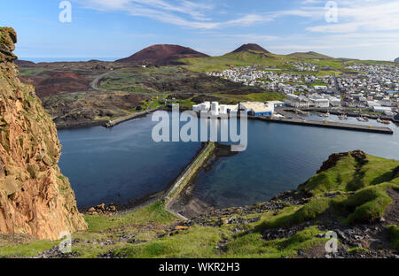 Aussichtspunkt auf Heimaey, die größte Insel im Vestmannaeyjar Archipel, Südküste Islands. Stockfoto