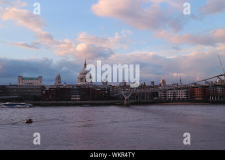 Blick auf die London St. Paul's Cathedral von South Bank Stockfoto