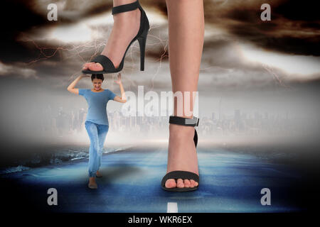 Das zusammengesetzte Bild der weiblichen Füße in Sandalen auf Mädchen gegen stürmischen Himmel mit Tornado über Straße