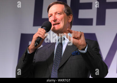 Westminster, London, 04. September 2019. Dominic Grieve, MP. Sprechen leidenschaftlich auf der Bühne. Spricht bei der People's Vote Rally im Parliament Square, Westminster, mit dem Ziel, eine endgültige Abstimmung über den Brexit zu bekommen. Viele der Redner drängen kurz darauf ins Parlament, um in einer weiteren Runde wichtiger Brexit-Entscheidungen ihre Stimme abzugeben. Kredit: Imageplotter/Alamy Live Nachrichten Stockfoto