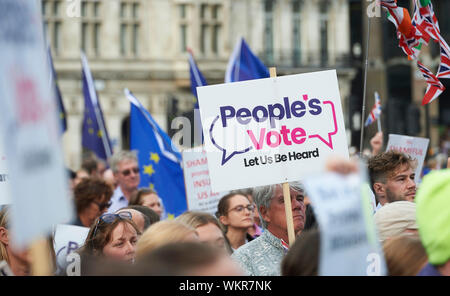 London, Großbritannien. 4. Sep 2019. Leute abstimmen, 'Defend Unsere Demokratie Rally' außerhalb des Parlaments. Unterstützer und Aktivisten melden Sie ein Kreuz Party Rally, in der die Menschen Boris Johnson zwingen, seine Politik der verbrannten Erde Brexit auf dem Land zu stoppen. Quelle: Thomas Bowles/Alamy leben Nachrichten Stockfoto