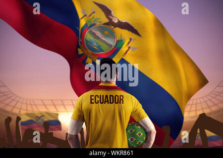 Ecuador fußball Spieler mit Ball gegen große Fußball-Stadion unter purple sky Stockfoto