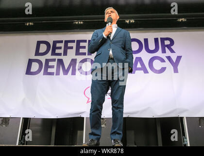 Westminster, London, 04. Sep 2019. Sadiq Khan, Bürgermeister von London, Arbeit. Politiker sprechen sich leidenschaftlich auf die Bühne. spricht an der Abstimmung Rallye in Parliament Square, Westminster, mit dem Ziel einer abschließenden Abstimmung über Brexit zu erhalten. Viele der Redner kurz danach ins Parlament rush ihre Stimmen in eine weitere Runde von entscheidender Brexit zu werfen ähnliche Entscheidungen getroffen werden. Credit: Imageplotter/Alamy leben Nachrichten Stockfoto