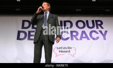 Westminster, London, 04. September 2019. Dominic Grieve, MP. Politiker sprechen leidenschaftlich auf der Bühne. Spricht bei der Volksabstimmung-Kundgebung auf dem Parliament Square in Westminster mit dem Ziel, eine endgültige Abstimmung über den Brexit zu bekommen. Viele der Redner drängen kurz darauf ins Parlament, um in einer weiteren Runde wichtiger Brexit-Entscheidungen ihre Stimme abzugeben. Kredit: Imageplotter/Alamy Live Nachrichten Stockfoto