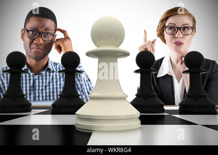 Das zusammengesetzte Bild im Geschäft Leute Schach spielen gegen den weißen Hintergrund mit Vignette Stockfoto