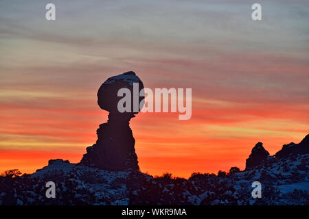 Sonnenuntergang Himmel und Silhouetten der Balanced Rock, Arches National Park, Utah, USA Stockfoto